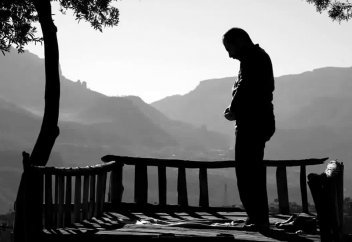 Намазда фатиха сүресінен кейін қай сүрені оқитынын білмей бір сәт ойланып қалған кісі сәһу сәждесін жасай ма?