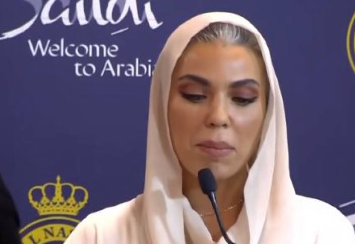 Девушка Роналду вышла на пресс-конференцию в хиджабе