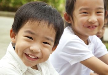 Күншығыс елі тұрғындарына күніне бір мәрте болса да күлуді ұйғаратын қаулы қабылдады