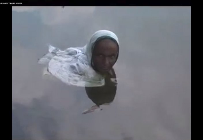 Женщина сидит по шею в воде от рассвета до заката вот уже 20 лет