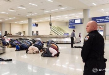 Мұсылмандар Трамптың тыйымына намазбен жауап қатты (фото)