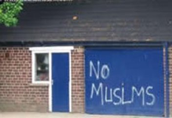 Вандалдар енді мұсылмандардың үйіне шабуылдай бастады