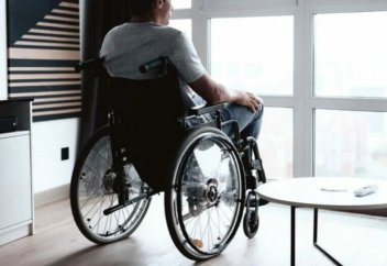 Как назначаются пособия для лиц с инвалидностью и их опекунам