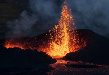 В Африке извергся вулкан, спящий 12 тысяч лет (ВИДЕО)