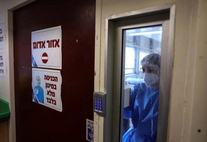 В Израиле уволили врача, который угостил раненого палестинского мальчика сладостями