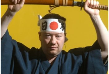 Саясаткер мешіт жанында итпен серуендеуге шақырды