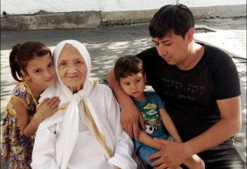 Жаныңда жүр жақсы адам: Қажылыққа тірнектеп жинаған ақшасын бір-ақ сәтте құрбан етті