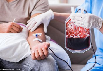 Рост числа американцев, отказывающихся от жизненно важных переливаний крови от вакцинированных доноров