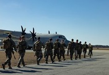 США начали отправлять первых мигрантов в Гуантанамо