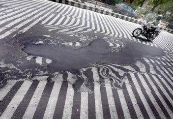 В Кувейте от жары грузовики проваливаются в асфальт (видео)