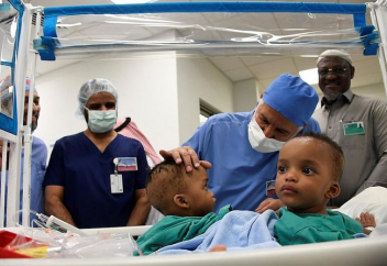 В Саудовской Аравии успешно разделили сиамских близнецов