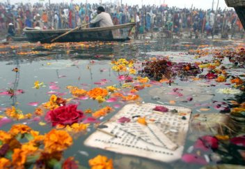 Беспорядки в Индии из-за сброса идолов в Ганг