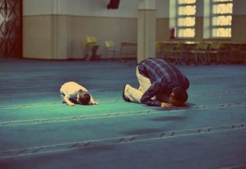 Намаздың соңғы отырысына отырмай қиямға тұрып кетсе не болады?