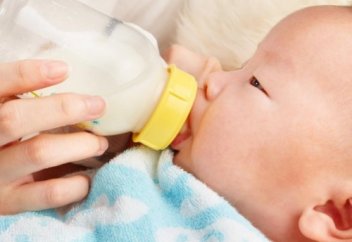 Мамандар ана сүті мен жасанды қоспаның айырмашылығын айтты