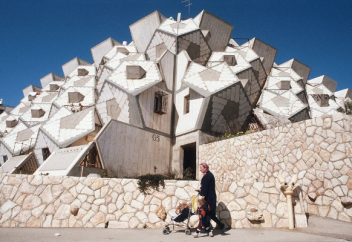 Израильтяне, живущие в сотах: странные дома в Рамот Полин. В Японии построен землебитный пассивный дом в форме раковины (фото)