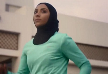 Nike-тың шариғат шәлісі туралы жарнамасы жер жарды  (видео)