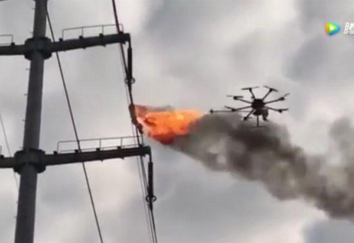 В Китае дрон с огнеметом удаляет мусор с ЛЭП (видео)