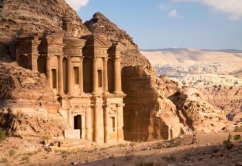 Шартарап: Дрон Петра қаласында көне ескерткішті тапты (ФОТО)