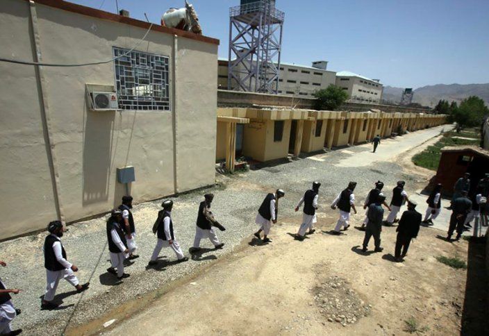 «Тут каждый день длиною в год»Талибы освободили узников самой страшной тюрьмы Афганистана. Что творилось за ее стенами? (фото)