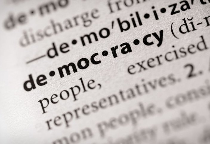 Наносит ли вред экономике умирающая демократия?