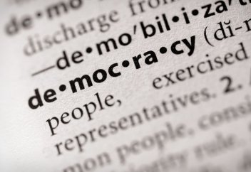 Наносит ли вред экономике умирающая демократия?