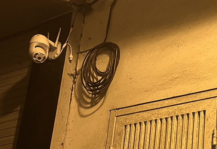 Камеры наблюдения соседей вызывают споры о конфиденциальности, вынуждая жителей переезжать