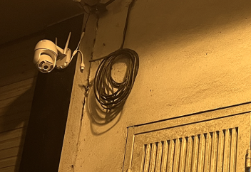 Камеры наблюдения соседей вызывают споры о конфиденциальности, вынуждая жителей переезжать