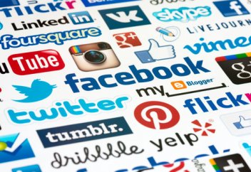 Омырауын жалаңаштап түскен суретті ғаламторға орналастырған әйелдер жазаланады