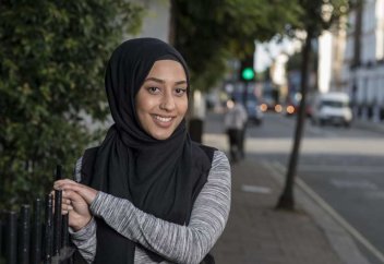 Британская модель-мусульманка сохраняет индивидуальность и вдохновляет индустрию моды (фото+видео)