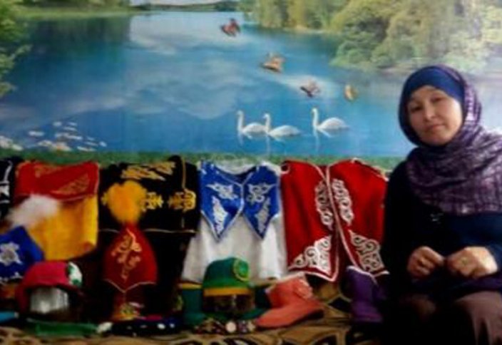 Көп балалы ана сәнді жазғы етіктер тоқып, табыс табуда (ФОТО)