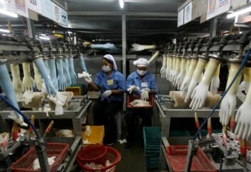 Больницы столкнулись с дефицитом перчаток, поскольку малайзийские производители повышают цены на 40%