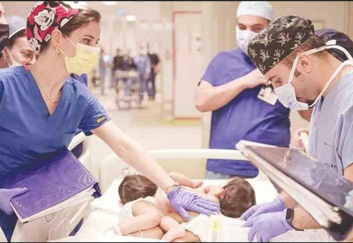 В Турции успешно разделили сиамских близнецов