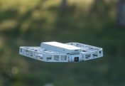 Hover Camera X1 дронды қашықтан басқару құралынсыз және қолданбасыз басқаруға болады (видео)