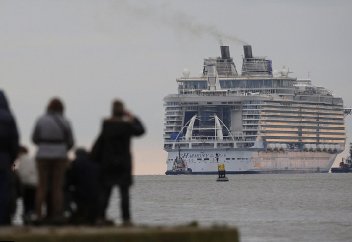 Әлемдегі ең үлкен кеме айдынға шықты (ФОТО)