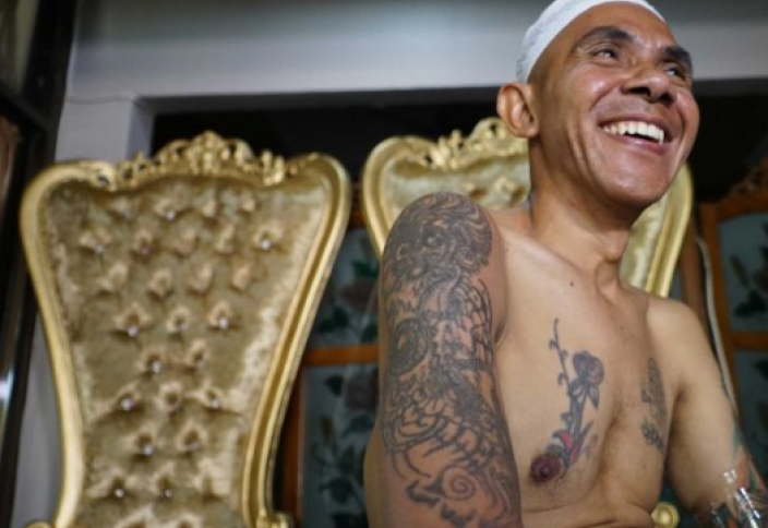 Тысячи мужчин избавляются от татуировок, уверовав в ислам