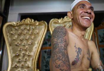 Тысячи мужчин избавляются от татуировок, уверовав в ислам