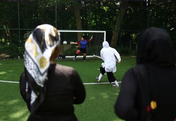 Во Франции арбитрам запретили делать паузы в матчах для игроков-мусульман
