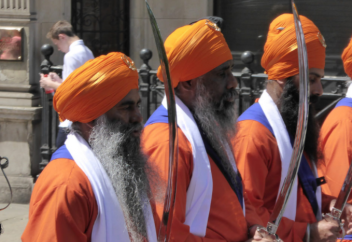 Дом Аллаха заполнили мужчины в оранжевых тюрбанах и с мечами — кто они такие?