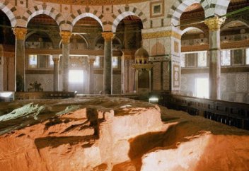 Где находится знаменитый висящий в воздухе камень (Хаджару-Муалляк)?