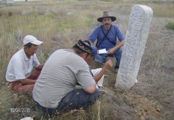 Сүгір жыраудың құлпытасы табылды