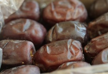 Абай болыңыздар: Шетелден әкелінетін кептірілген құрмадан қауіпті ішек инфекциялары табылды