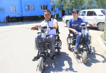 Мүмкіндігі шектеулі жандар үшін күннен қуат алатын шағын көліктер жасалды