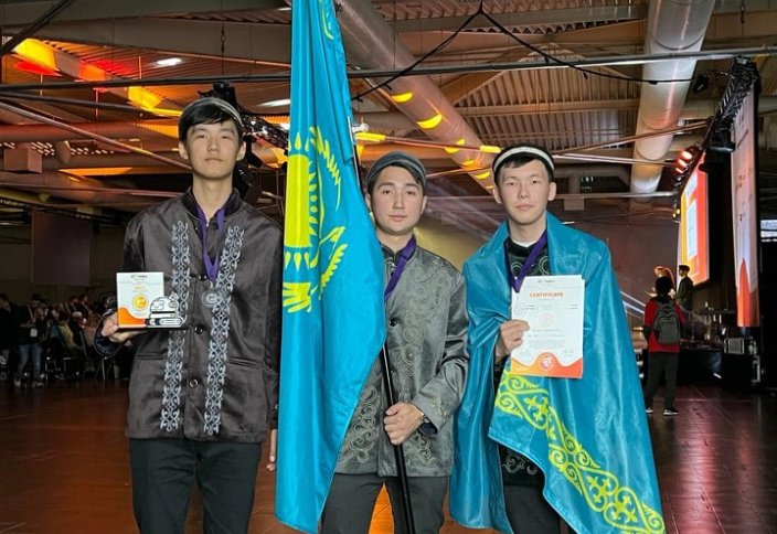 Казахстанские школьники впервые в истории заняли 2 место на олимпиаде по робототехнике