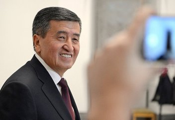 ГЛАВА КЫРГЫЗСТАНА ДЕРЖИТ ОРАЗУ (ВИДЕО)