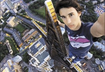 Дәрігерлер күніне 6 рет селфи жасап, желіге жүктейтін адамдарды емдеу керектігін айтты