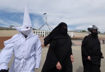 Никаб и шлем в стиле Ку-клукс-клана – не одно и то же