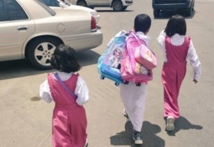 Фотография 9-летнего мальчика из Саудовской Аравии с тремя школьными сумками стала хитом