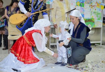 Сәбидің тұсауы неліктен ала жіппен кесіледі?