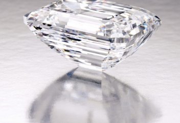 Жаһан жаңалықтары: Мінсіз 100,2-каратты алмас жұртшылықтың назарына ұсынылды