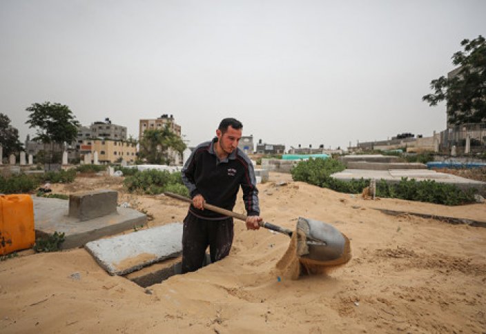 Палестинский юноша стал магистром копая могилы